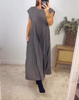 Sleeveless pleated simple solid color dress