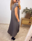 Sleeveless pleated simple solid color dress