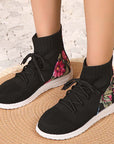 Lilia – Comfortable mid-high sneakers with floral detail on the heel