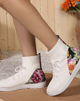 Lilia – Comfortable mid-high sneakers with floral detail on the heel