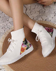 Lilia – Comfortable mid-high sneakers with floral detail on the heel